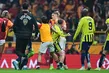 Seyrantepe’de arbede! Galatasaray - Fenerbahçe derbisi bitti oyuncular birbirine girdi