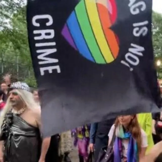 LGBT terörünün hedefi çocuklar! ABDde düzenlenen sapkınlık yürüyüşünde skandal slogan: Buradayız, çocuklarınız için geliyoruz
