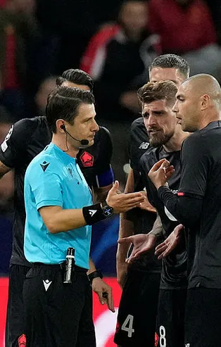 Salzburg-Lille maçına damga vuran an! Halil Umut Meler penaltı dedi Burak Yılmaz isyan etti