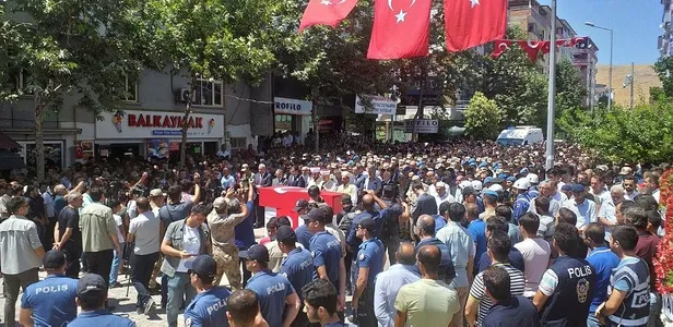 Elazığ'da şehidi binler uğurladı-2
