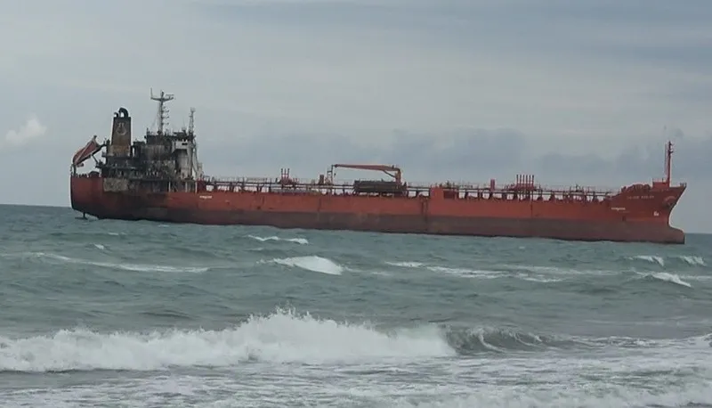 karadenizde-dron-saldirisina-ugrayan-tanker-samsunda-karaya-oturdu-1788096406602.jpeg Karadeniz’de dron saldırısına uğrayan tanker Samsun’da karaya oturdu-3