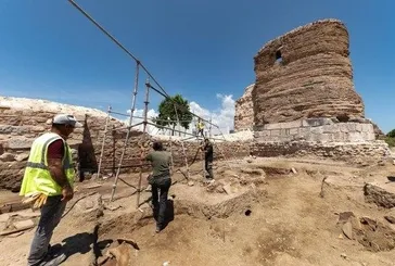 İznik surlarında ’mezarlık’ gizemi