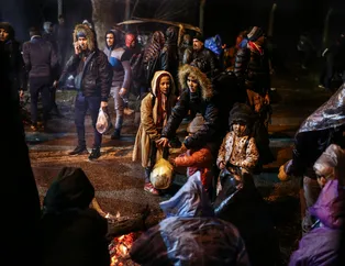 Son dakika: Göçmenler sınıra akın etti! Görüntüler Edirne'den