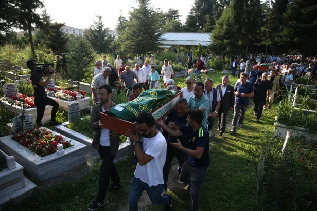 Düzce'deki selde hayatını kaybeden anne ve kızları defnedildi-3
