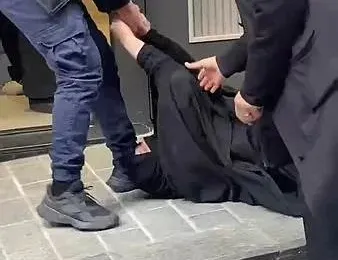 Çarşaflı kadına dayak!