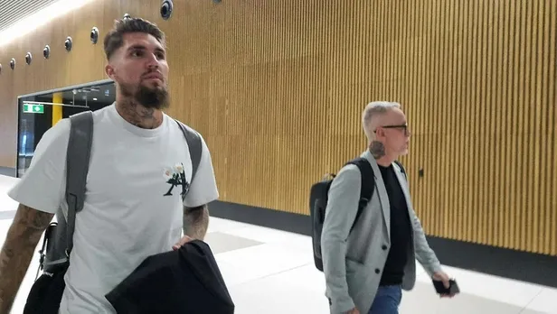 besiktasin-yeni-transferi-lyanco-istanbula-geldi-1689791735917.jpeg Beşiktaş'ın yeni transferi Lyanco, İstanbul'a geldi-4