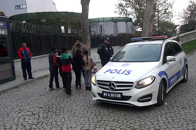 Taksim'de iğrenç olay! Küçük çocuklar hemen polise koştu