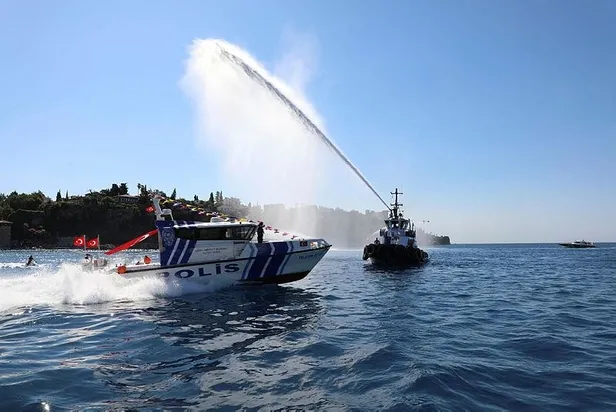 İstanbul'da Denizcilik ve Kabotaj Bayramı törenle kutlandı: Gemiler İstanbul Boğazı'nda su takı oluşturdu-2