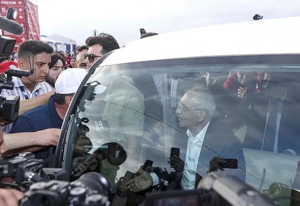 kilicdaroglundan-teknofeste-riyakar-ziyaret-madem-bu-kadar-samimi-siha-karsiti-sezgin-tanrikulunu-neden-partid-1661963406637.jpeg Kılıçdaroğlu'ndan TEKNOFEST'e riyakar ziyaret! Madem bu kadar samimi SİHA karşıtı Sezgin Tanrıkulu'nu neden partiden göndermiyor?-4