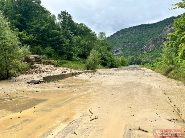Batı Karadeniz'de sel felaketi! Dereler taştı, evleri su bastı, heyelan meydana geldi! Meteoroloji'den Batı Karadeniz için yeni uyarı - 21
