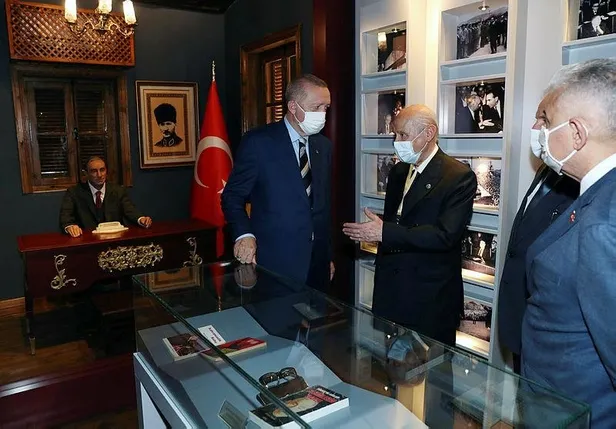 baskan-recep-tayyip-erdogan-lefkosada-alparslan-turkesin-dogdugu-muze-evi-ziyaret-etti-1626718094096.jpeg Başkan Recep Tayyip Erdoğan'dan Lefkoşa'da Alparslan Türkeş'in doğduğu müze eve ziyaret-2
