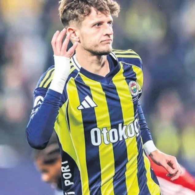 Lyon pusuda bekliyor