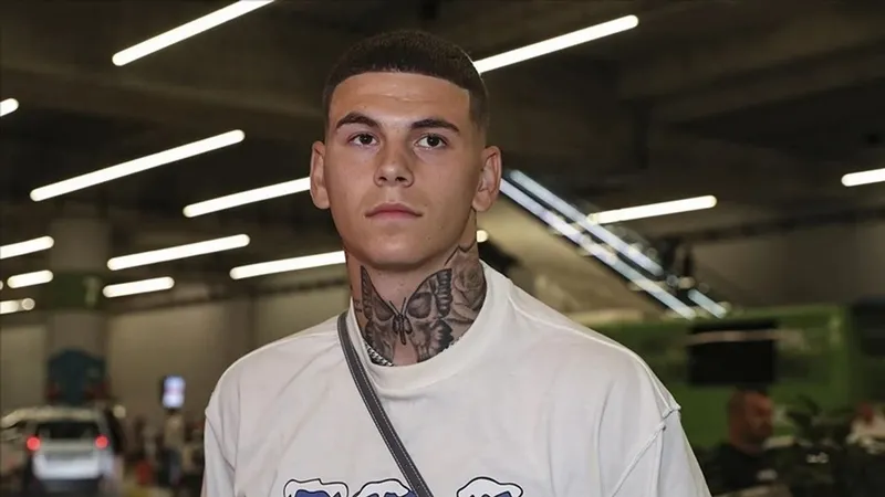 fenerbahcede-surpriz-transfer-imzalarin-atilmasi-bekleniyor-1721067298840.jpeg Fenerbahçe'de sürpriz transfer! İmzaların atılması bekleniyor-9