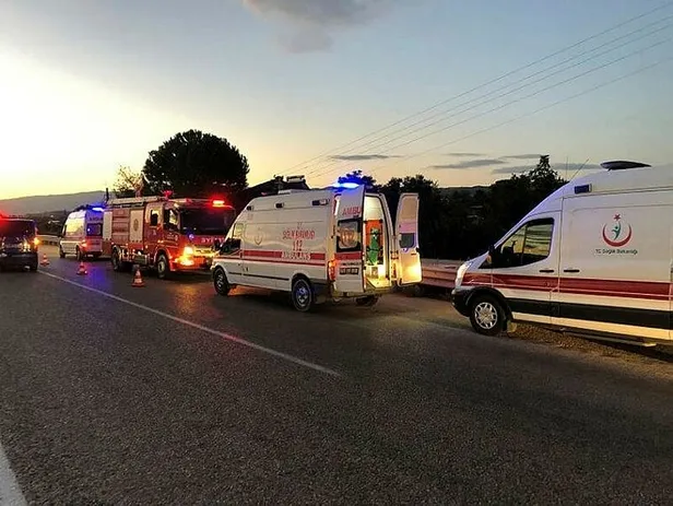 Son dakika: Manisa'da feci kaza! Tarım işçilerini taşıyan minibüsle kamyon çarpıştı: Çok sayıda yaralı var-1