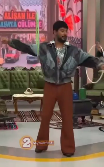 1789494663796.png Alişan yapay zeka filtresine ihtiyaç duymadı! Geniş paçalar ve oversize ceketle objektif karşısına geçti-4