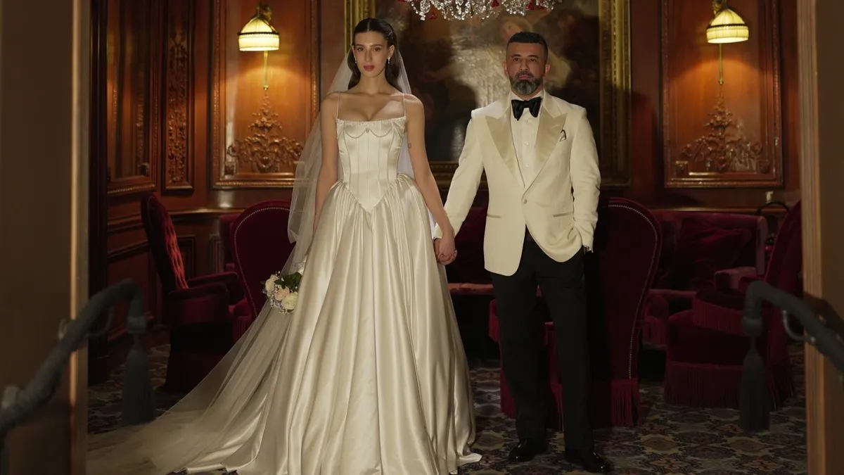 Itır Esen ile Engin Aykanat evlendi! Çağatay Ulusoy detayı geceye damga vurdu: Serdar Ortaç sahne aldı-5