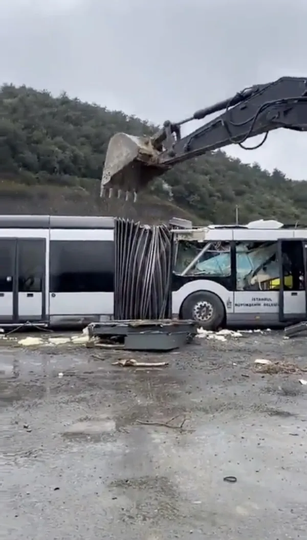 Dünyada geri dönüşüm furyası varken CHP'li Ekrem İmamoğlu yönetimindeki İBB metrobüsü kepçe ile parçalattı!-3