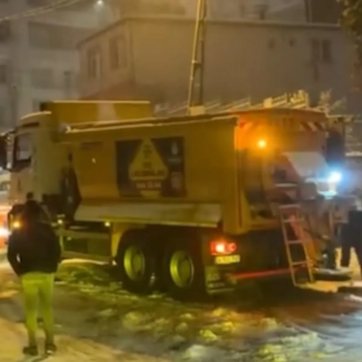Bağcılar’da kar küreme aracı yolda kaldı