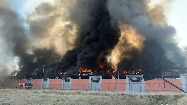 harran-universitesinde-lojistik-deposunda-korkutan-yangin-1610294341253.jpeg Harran Üniversitesi'nde lojistik deposunda korkutan yangın!-3