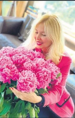 Sosyetik tasarımcı Siren Ertan Kayalar sosyal medyayı renklendirdi