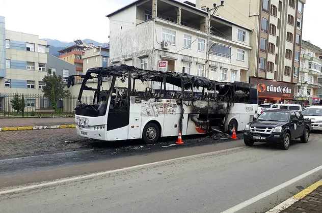Hopa’da yolcu otobüsü alev alev yandı