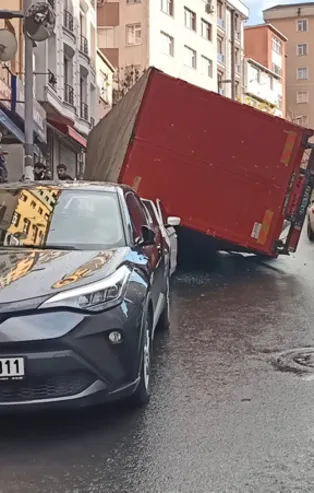 Freni boşalan kamyonet park halindeki aracın üzerine devrildi! Yer: İstanbul