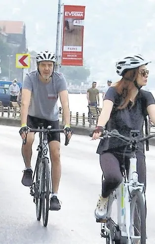 Mine Tugay ile yapımcı Murat Saygı aşka pedal çevirdi! Boğaz’da bisiklete binerken böyle görüntülendiler