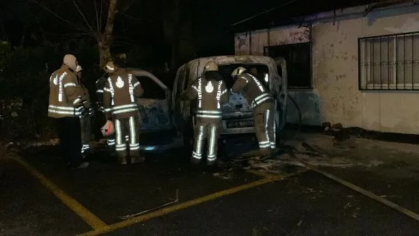Gece yarısı yangın paniği! Pendik'te polis aracı yandı, alevler hastanenin arşiv binasına sıçradı-4