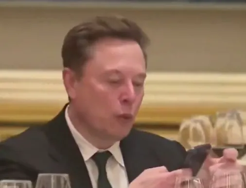 elon-muskla-selfie-cektiren-kisi-xiaominin-patronu-cikti-1778777093419.jpeg Trump-Şi zirvesinde olay selfie! Elon Musk’ın yüz ifadesi gündem oldu: Fotoğraf çektiren kişi Xiaomi’nin patronu çıktı-3
