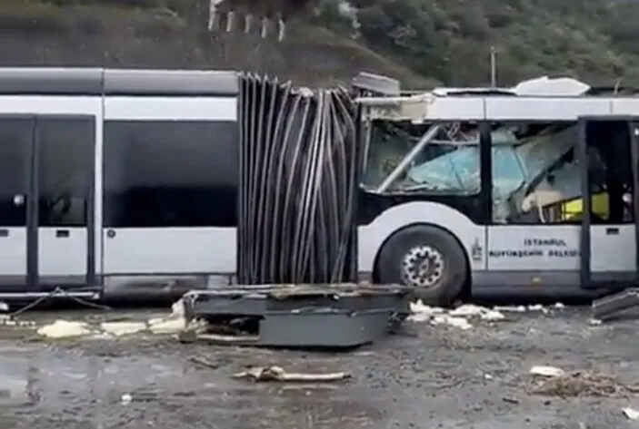 İBB metrobüsü kepçe ile parçalattı!
