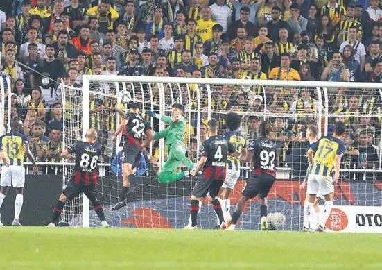 fener-son-haftaya-konyanin-3-puan-ve-9-averaj-onunde-girmeyi-basardi-1652653413397.jpeg Fener son haftaya Konya'nın 3 puan ve 9 averaj önünde girmeyi başardı-7