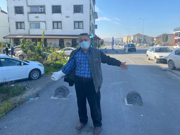 sakarya-erenlerde-59-yasindaki-bir-kisi-yola-konulan-mantar-taslara-6-kez-takilarak-dustu-en-sonunda-kolunu-kesti-1607600155257.jpg Sakarya Erenler'de 59 yaşındaki bir kişi yola konulan mantar taşlara 6 kez takılarak düştü en sonunda kolunu kesti-8