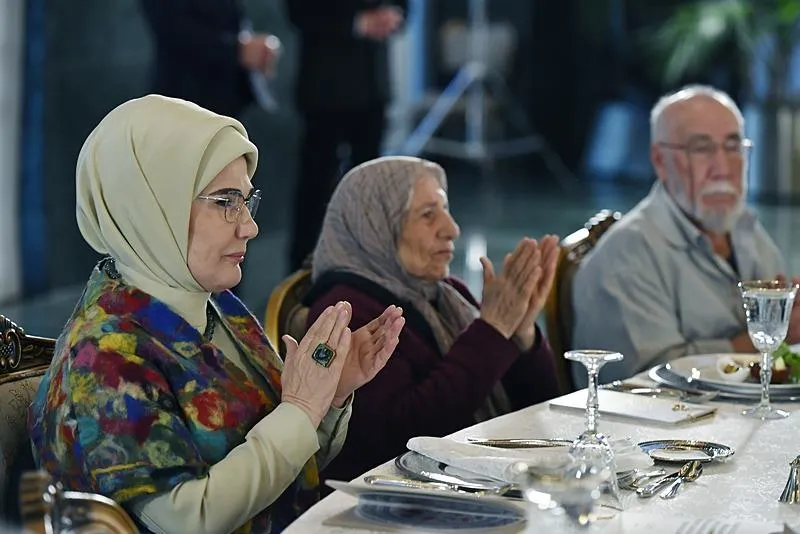 Emine Erdoğan, huzurevi sakinleriyle iftarda buluştu: "Kökleriyle bağı güçlü olan ağacı hiçbir rüzgar yıkamaz"-2