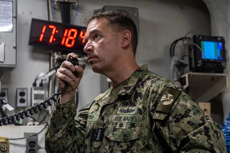 abd-dun-masada-bugun-savas-gemisinde-donald-trumpin-kurmaylari-umman-denizindeki-lincolde-goruntulendi-1770490772161.jpeg ABD dün masada bugün savaş gemisinde! Donald Trump'ın kurmayları Umman Denizi’ndeki Lincoln'de görüntülendi-4