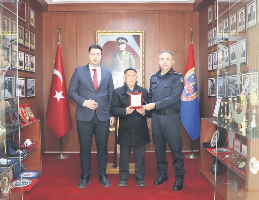 91 yaşındaki hayırseverden Jandarma’ya altın bağışı