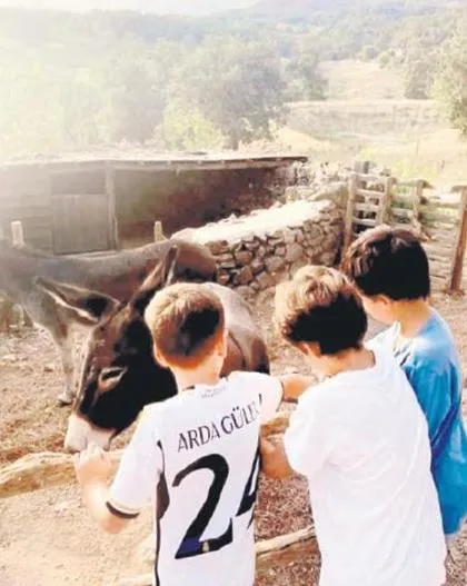 1694473498140.jpeg Arda Güler sevgisi 7'den 70'e: Ancelotti'nin torunu formasını giydi-3