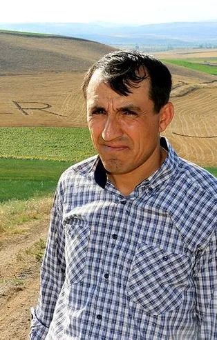 Ölen kardeşinin adını 9 yıldır tarlaya yazıyor