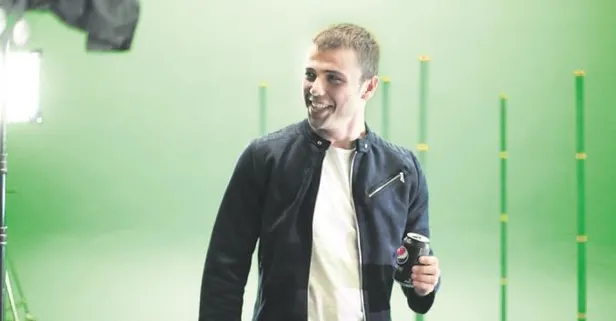 Hem oynadı hem söyledi