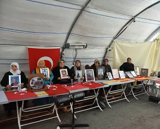 Evlat nöbetindeki annelerden Demirtaşın tiyatrosuna gidenlere sert tepki: Yazıklar olsun size