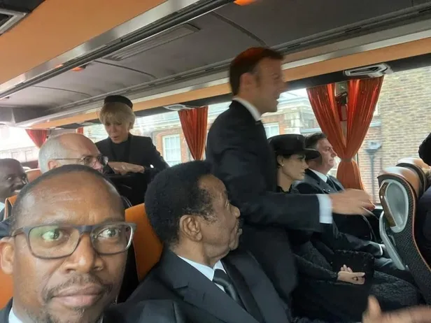 fransa-cumhurbaskani-macrona-muavin-muamelesi-kralice-elizabethin-cenazesine-otobusle-ayakta-gitti-1663749659836.jpeg Fransa Cumhurbaşkanı Macron'a 'muavin' muamelesi... Kraliçe Elizabeth'in cenazesine otobüsle ayakta gitti-1