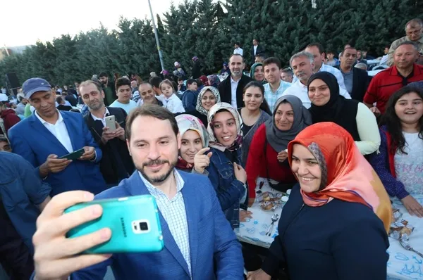 Bakan Albayrak Sancaktepe'de ilk kez oy kullanacak gençlerle bir araya geldi-3