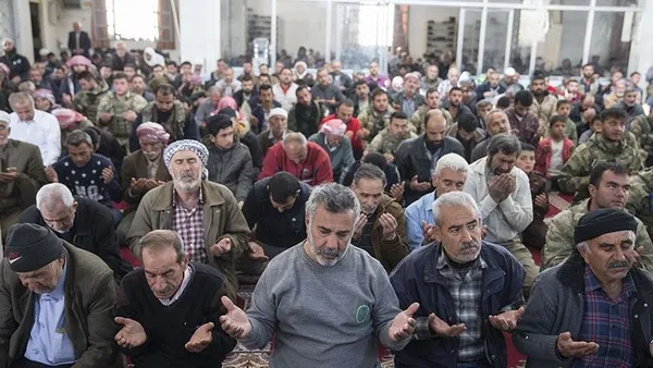 Afrinliler terörden sonra ilk cuma namazını Mehmetçik ile kıldı-4