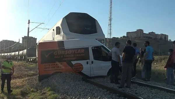 kirikkalede-akaryakit-yuklu-tren-ile-minibus-carpisti-1595449388390.jpg