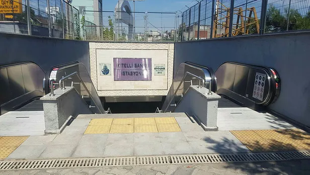 son-dakika-metro-istasyonu-yuruyen-merdivenine-binen-kadin-dehseti-yasadi-1595848858478.jpg Metroda korkunç olay! Yürüyen merdiven çöktü, talihsiz kadın içine düştü...-1
