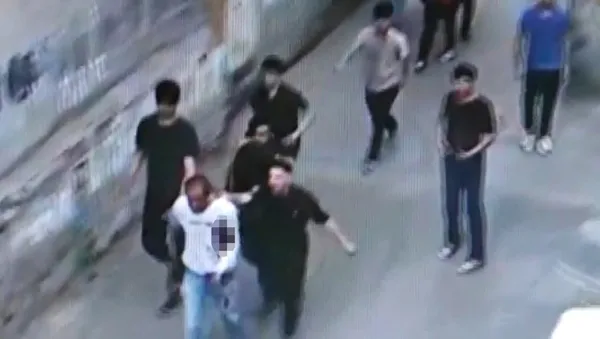 diyarbakirda-parkta-kiz-cocugunun-fotografini-cektigi-iddia-edilen-ergun-arslan-bicaklanip-mahallede-gezdirild-1649085860735.jpg Diyarbakır'da parkta kız çocuğunun fotoğrafını çektiği iddia edilen Ergün Arslan bıçaklanıp mahallede gezdirildi! Hastanede öldü-2