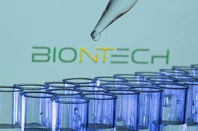 120 milyon doz BioNTech aşısının ilk sevkiyatını taşıyan uçak Ankara'ya indi