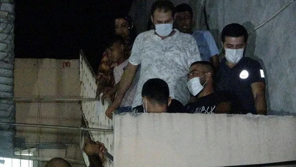 Adana'da polisten kaçmaya çalışan şüpheli damdan düşünce yakalandı-3