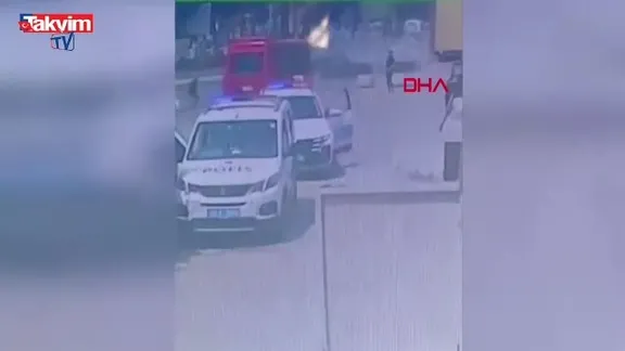 Mersin'de lastiği patlayan otomobil motosiklete çarptı: 3 yaralı! Kaza anı kamerada