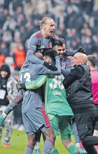 Kupanın son sahibi Beşiktaş normal süresi berabere biten karşılaşmada Göztepe'yi penaltılarda geçmeyi başardı