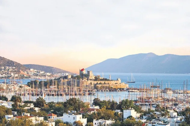Kazık fiyatlarla ünlü Bodrum'a tatilciler akın etti! Şehir girişinde 5 kilometrelik araç kuyruğu